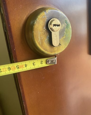 cliente envía medida de cerradura de seguridad para cambiar