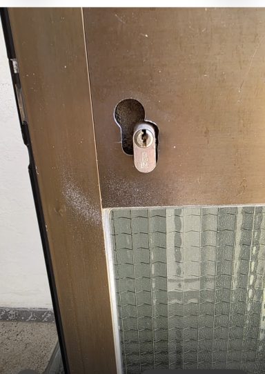 Localizar placa embellecedora para tapar agujeros de anteriores cerraduras